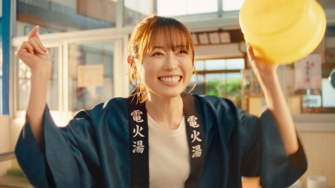 福原遥、銭湯で「おそ松さん」の6人と歌って踊ってノリノリに! CDエナジーダイレクト新CM+インタビュー